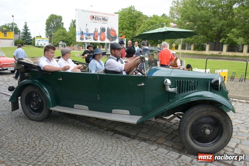 Zdjęcie w galerii na portalu naszraciborz.pl: Kochajcie oldtimery! Czar starych samochodów w Krzyżanowicach [FOTO]  wiadomości z regionu