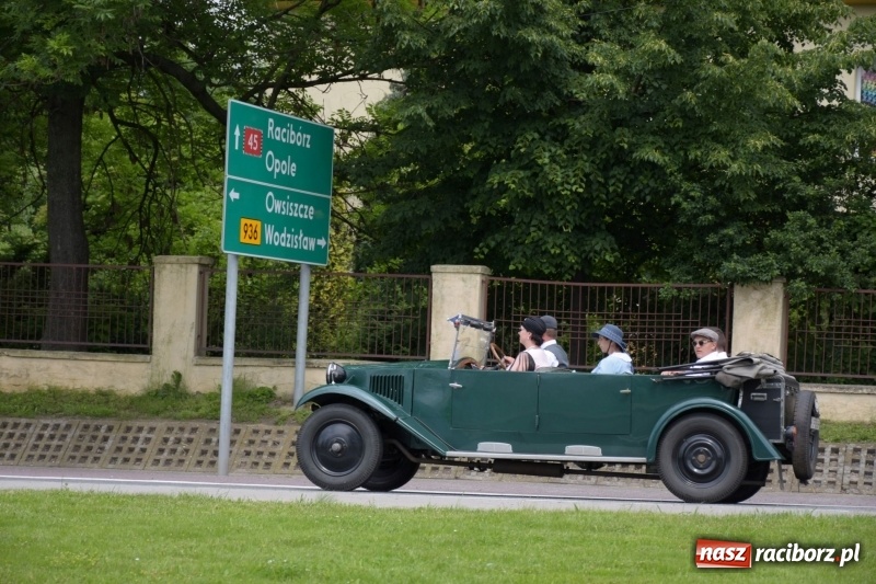 Zdjęcie w galerii na portalu naszraciborz.pl: Kochajcie oldtimery! Czar starych samochodów w Krzyżanowicach [FOTO]  wiadomości z regionu