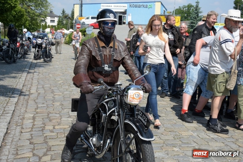 Zdjęcie w galerii na portalu naszraciborz.pl: Kochajcie oldtimery! Czar starych samochodów w Krzyżanowicach [FOTO]  wiadomości z regionu