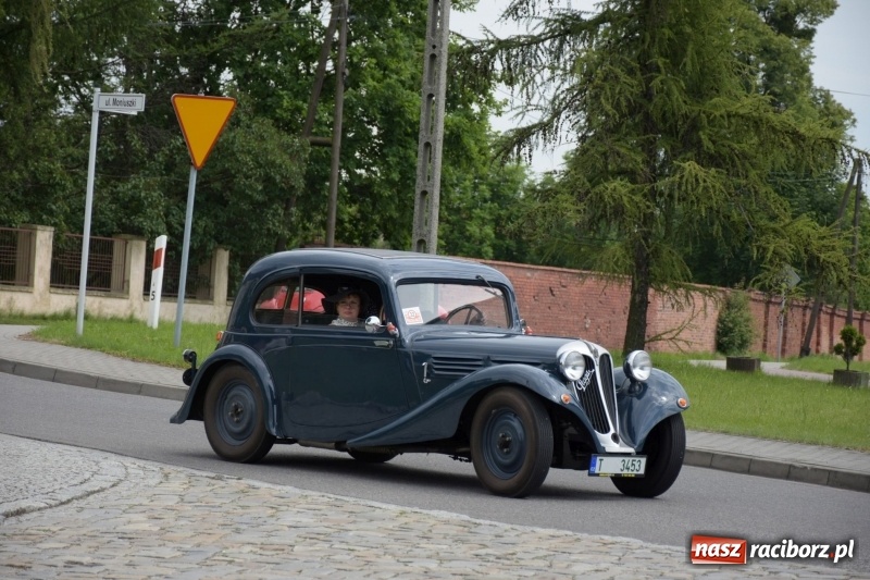 Zdjęcie w galerii na portalu naszraciborz.pl: Kochajcie oldtimery! Czar starych samochodów w Krzyżanowicach [FOTO]  wiadomości z regionu