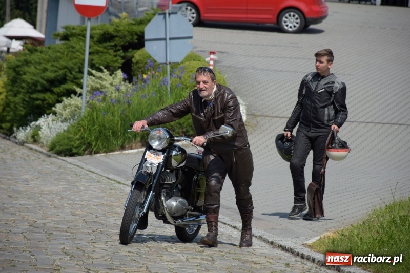 Zdjęcie w galerii na portalu naszraciborz.pl: Kochajcie oldtimery! Czar starych samochodów w Krzyżanowicach [FOTO]  wiadomości z regionu