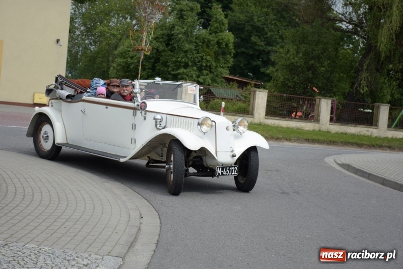 Zdjęcie w galerii na portalu naszraciborz.pl: Kochajcie oldtimery! Czar starych samochodów w Krzyżanowicach [FOTO]  wiadomości z regionu