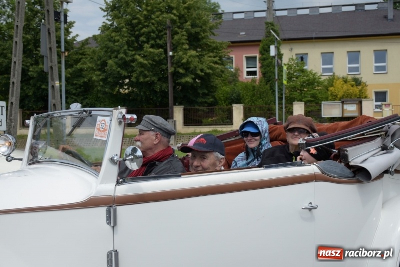 Zdjęcie w galerii na portalu naszraciborz.pl: Kochajcie oldtimery! Czar starych samochodów w Krzyżanowicach [FOTO]  wiadomości z regionu