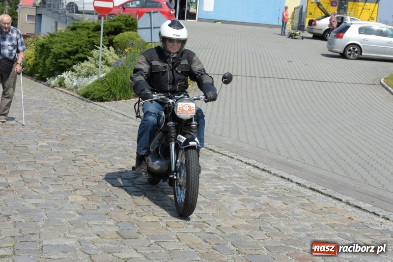 Zdjęcie w galerii na portalu naszraciborz.pl: Kochajcie oldtimery! Czar starych samochodów w Krzyżanowicach [FOTO]  wiadomości z regionu