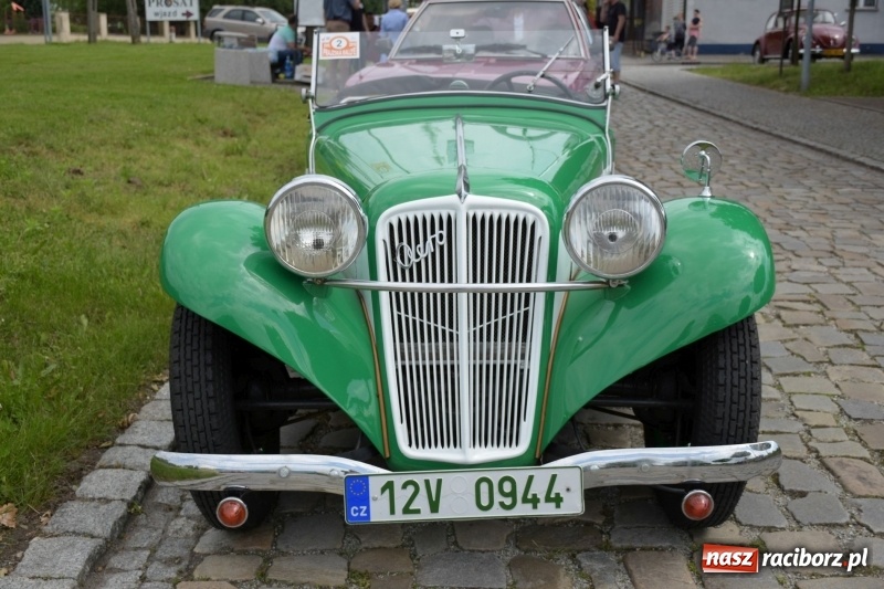 Zdjęcie w galerii na portalu naszraciborz.pl: Kochajcie oldtimery! Czar starych samochodów w Krzyżanowicach [FOTO]  wiadomości z regionu