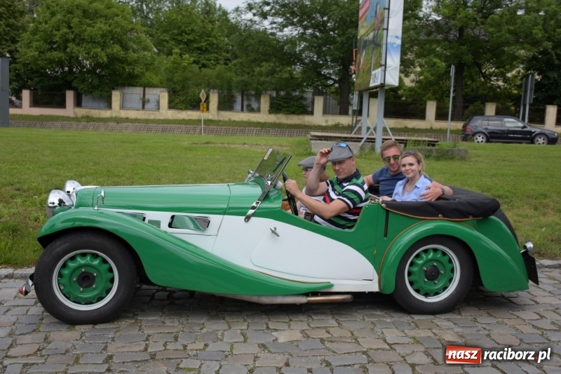 Zdjęcie w galerii na portalu naszraciborz.pl: Kochajcie oldtimery! Czar starych samochodów w Krzyżanowicach [FOTO]  wiadomości z regionu