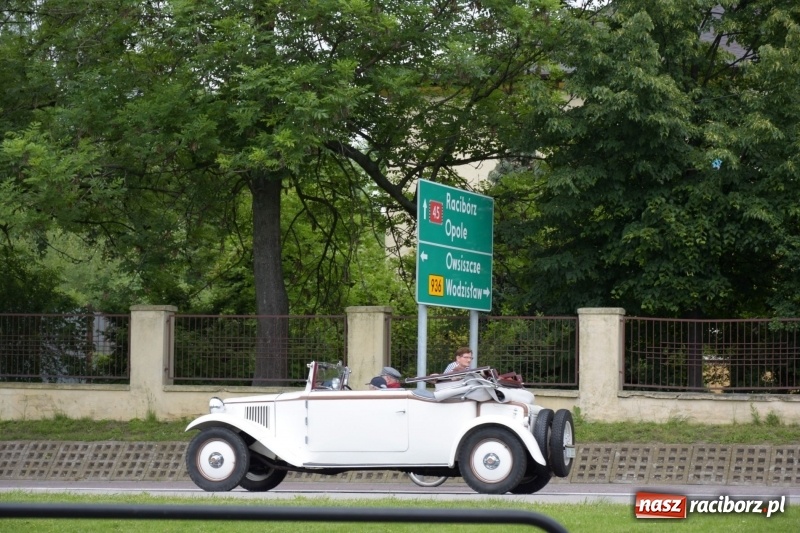 Zdjęcie w galerii na portalu naszraciborz.pl: Kochajcie oldtimery! Czar starych samochodów w Krzyżanowicach [FOTO]  wiadomości z regionu