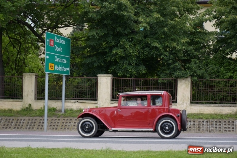 Zdjęcie w galerii na portalu naszraciborz.pl: Kochajcie oldtimery! Czar starych samochodów w Krzyżanowicach [FOTO]  wiadomości z regionu