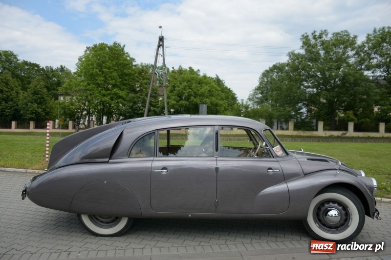 Zdjęcie w galerii na portalu naszraciborz.pl: Kochajcie oldtimery! Czar starych samochodów w Krzyżanowicach [FOTO]  wiadomości z regionu