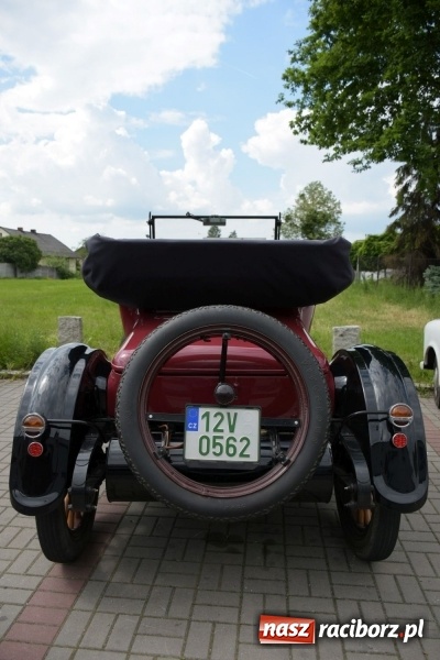 Zdjęcie w galerii na portalu naszraciborz.pl: Kochajcie oldtimery! Czar starych samochodów w Krzyżanowicach [FOTO]  wiadomości z regionu