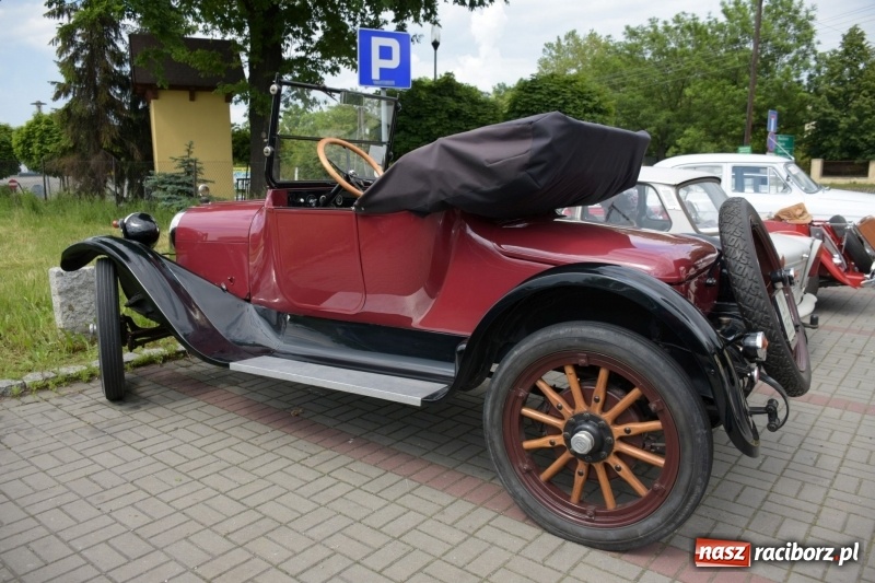 Zdjęcie w galerii na portalu naszraciborz.pl: Kochajcie oldtimery! Czar starych samochodów w Krzyżanowicach [FOTO]  wiadomości z regionu