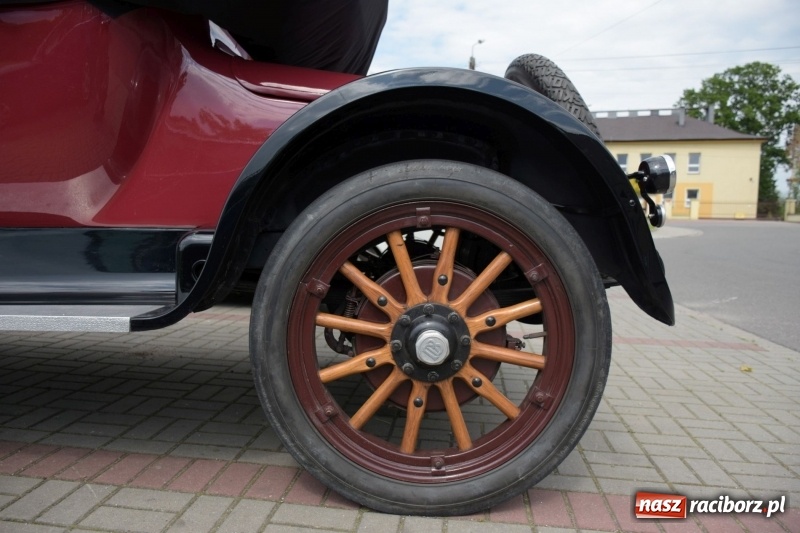 Zdjęcie w galerii na portalu naszraciborz.pl: Kochajcie oldtimery! Czar starych samochodów w Krzyżanowicach [FOTO]  wiadomości z regionu