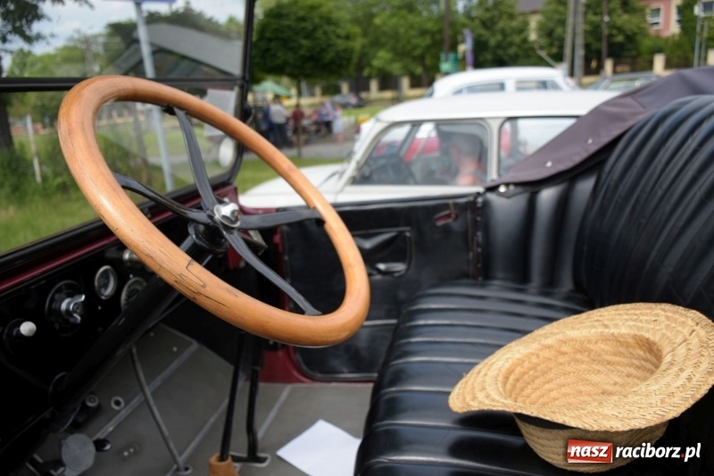 Zdjęcie w galerii na portalu naszraciborz.pl: Kochajcie oldtimery! Czar starych samochodów w Krzyżanowicach [FOTO]  wiadomości z regionu