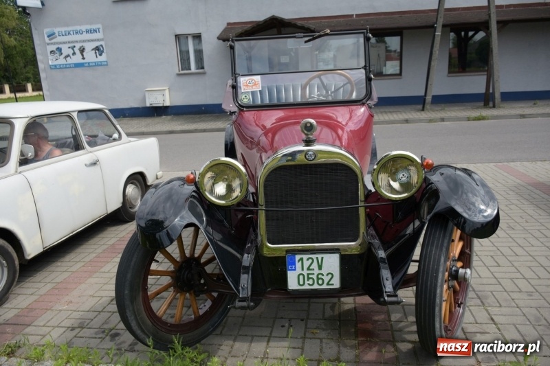 Zdjęcie w galerii na portalu naszraciborz.pl: Kochajcie oldtimery! Czar starych samochodów w Krzyżanowicach [FOTO]  wiadomości z regionu