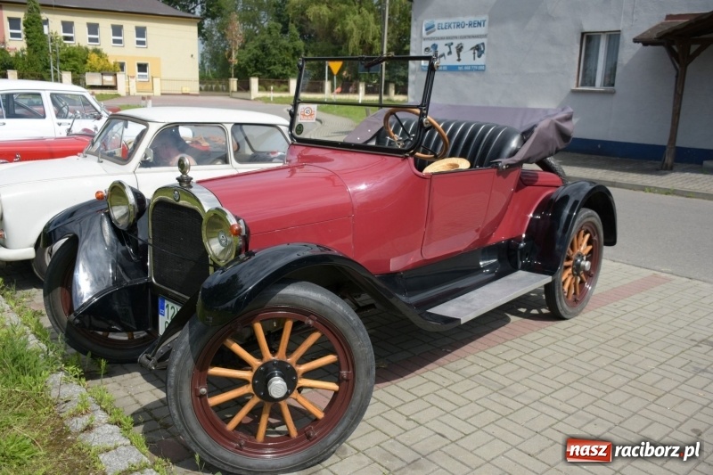 Zdjęcie w galerii na portalu naszraciborz.pl: Kochajcie oldtimery! Czar starych samochodów w Krzyżanowicach [FOTO]  wiadomości z regionu