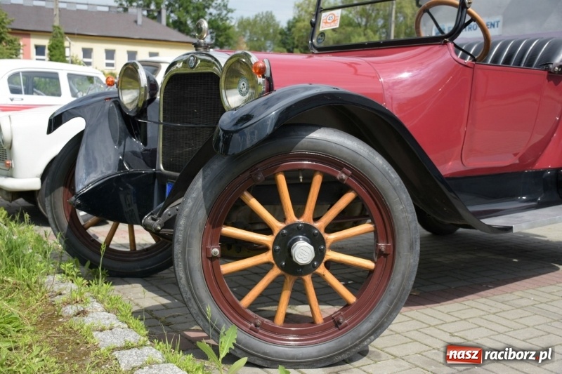 Zdjęcie w galerii na portalu naszraciborz.pl: Kochajcie oldtimery! Czar starych samochodów w Krzyżanowicach [FOTO]  wiadomości z regionu