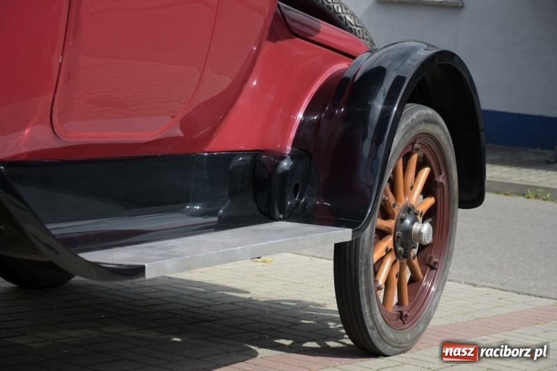 Zdjęcie w galerii na portalu naszraciborz.pl: Kochajcie oldtimery! Czar starych samochodów w Krzyżanowicach [FOTO]  wiadomości z regionu