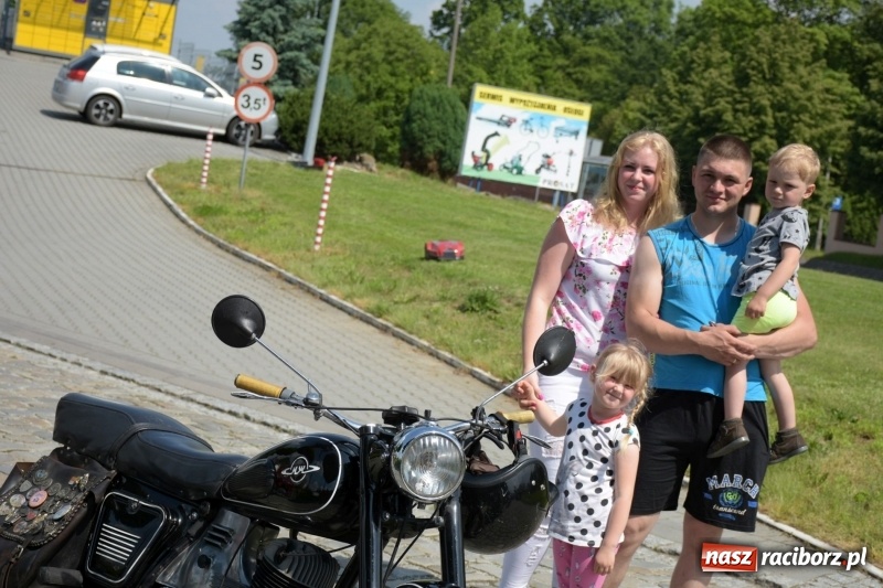 Zdjęcie w galerii na portalu naszraciborz.pl: Kochajcie oldtimery! Czar starych samochodów w Krzyżanowicach [FOTO]  wiadomości z regionu