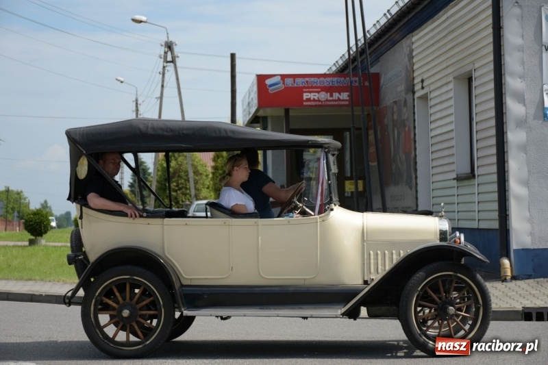 Zdjęcie w galerii na portalu naszraciborz.pl: Kochajcie oldtimery! Czar starych samochodów w Krzyżanowicach [FOTO]  wiadomości z regionu
