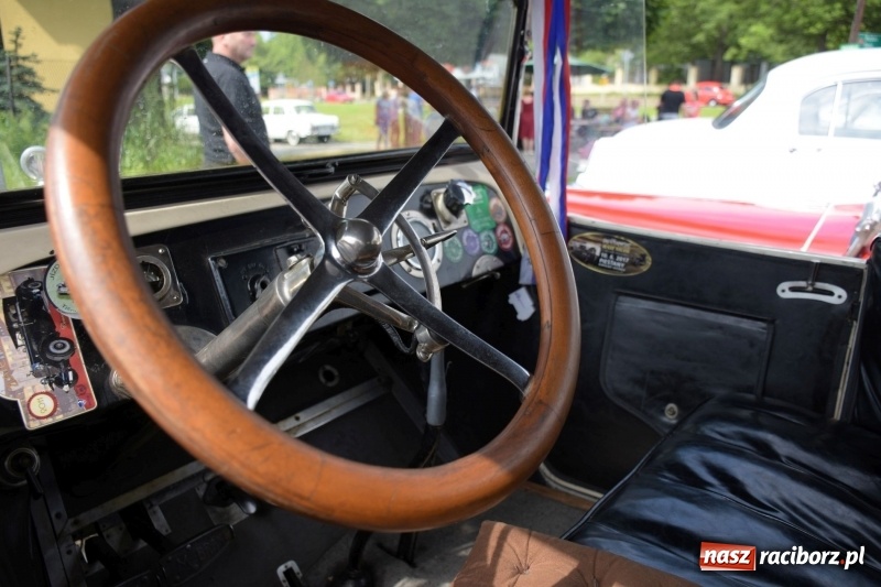 Zdjęcie w galerii na portalu naszraciborz.pl: Kochajcie oldtimery! Czar starych samochodów w Krzyżanowicach [FOTO]  wiadomości z regionu
