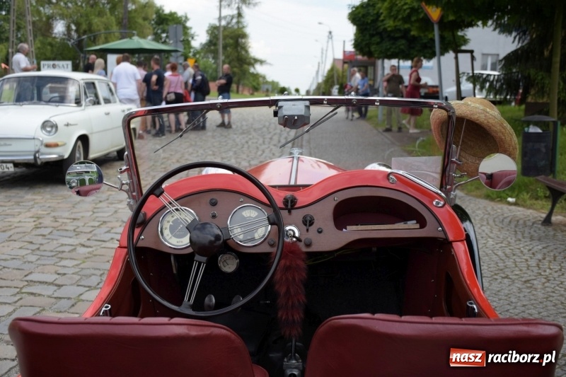 Zdjęcie w galerii na portalu naszraciborz.pl: Kochajcie oldtimery! Czar starych samochodów w Krzyżanowicach [FOTO]  wiadomości z regionu
