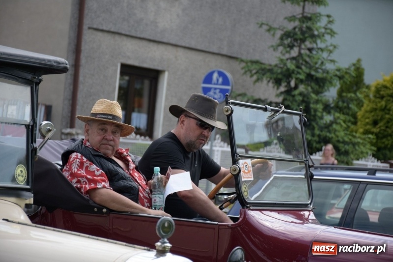 Zdjęcie w galerii na portalu naszraciborz.pl: Kochajcie oldtimery! Czar starych samochodów w Krzyżanowicach [FOTO]  wiadomości z regionu