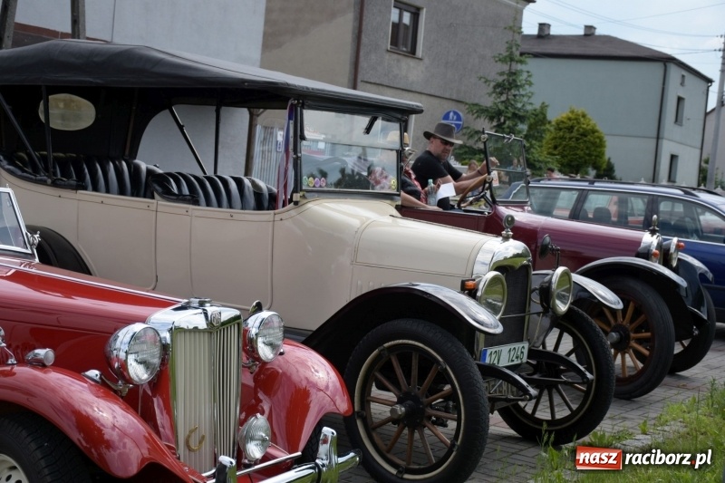 Zdjęcie w galerii na portalu naszraciborz.pl: Kochajcie oldtimery! Czar starych samochodów w Krzyżanowicach [FOTO]  wiadomości z regionu