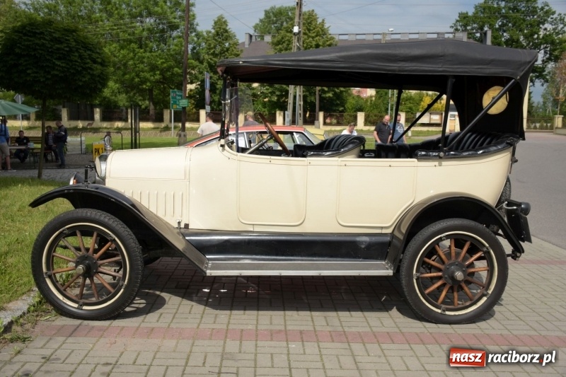 Zdjęcie w galerii na portalu naszraciborz.pl: Kochajcie oldtimery! Czar starych samochodów w Krzyżanowicach [FOTO]  wiadomości z regionu