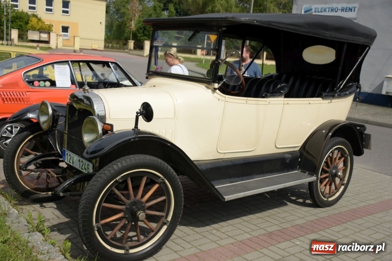 Zdjęcie w galerii na portalu naszraciborz.pl: Kochajcie oldtimery! Czar starych samochodów w Krzyżanowicach [FOTO]  wiadomości z regionu