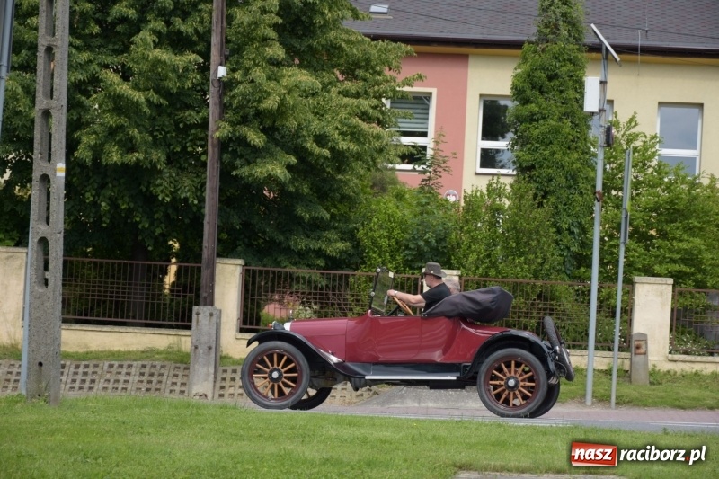 Zdjęcie w galerii na portalu naszraciborz.pl: Kochajcie oldtimery! Czar starych samochodów w Krzyżanowicach [FOTO]  wiadomości z regionu