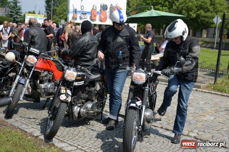 Zdjęcie w galerii na portalu naszraciborz.pl: Kochajcie oldtimery! Czar starych samochodów w Krzyżanowicach [FOTO]  wiadomości z regionu