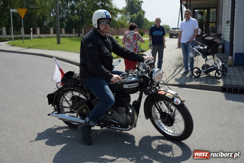 Zdjęcie w galerii na portalu naszraciborz.pl: Kochajcie oldtimery! Czar starych samochodów w Krzyżanowicach [FOTO]  wiadomości z regionu