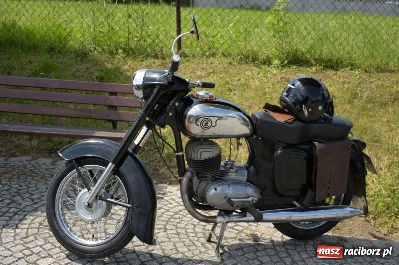 Zdjęcie w galerii na portalu naszraciborz.pl: Kochajcie oldtimery! Czar starych samochodów w Krzyżanowicach [FOTO]  wiadomości z regionu