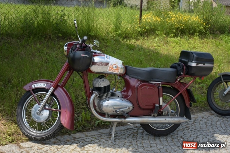 Zdjęcie w galerii na portalu naszraciborz.pl: Kochajcie oldtimery! Czar starych samochodów w Krzyżanowicach [FOTO]  wiadomości z regionu