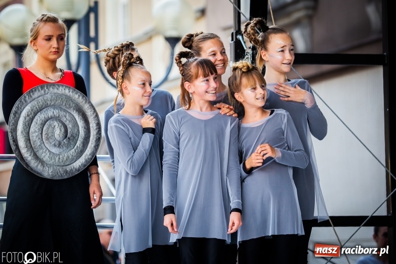Zdjęcie w galerii na portalu naszraciborz.pl: Cyrkowe popisy na raciborskim Rynku [FOTO i WIDEO]  wiadomości z regionu