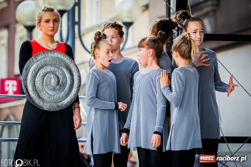 Zdjęcie w galerii na portalu naszraciborz.pl: Cyrkowe popisy na raciborskim Rynku [FOTO i WIDEO]  wiadomości z regionu