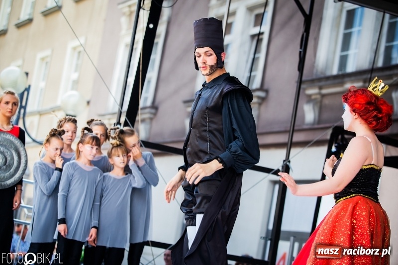 Zdjęcie w galerii na portalu naszraciborz.pl: Cyrkowe popisy na raciborskim Rynku [FOTO i WIDEO]  wiadomości z regionu
