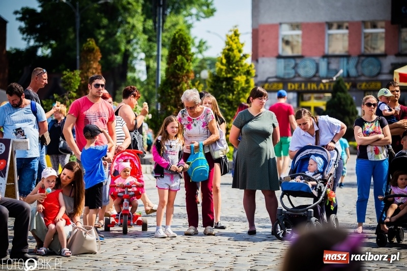 Zdjęcie w galerii na portalu naszraciborz.pl: Cyrkowe popisy na raciborskim Rynku [FOTO i WIDEO]  wiadomości z regionu