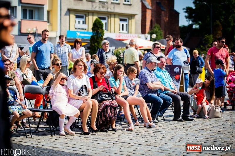Zdjęcie w galerii na portalu naszraciborz.pl: Cyrkowe popisy na raciborskim Rynku [FOTO i WIDEO]  wiadomości z regionu