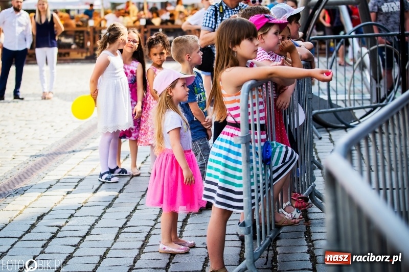 Zdjęcie w galerii na portalu naszraciborz.pl: Cyrkowe popisy na raciborskim Rynku [FOTO i WIDEO]  wiadomości z regionu