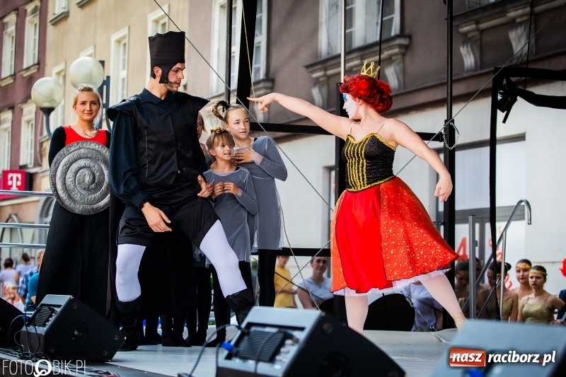 Zdjęcie w galerii na portalu naszraciborz.pl: Cyrkowe popisy na raciborskim Rynku [FOTO i WIDEO]  wiadomości z regionu