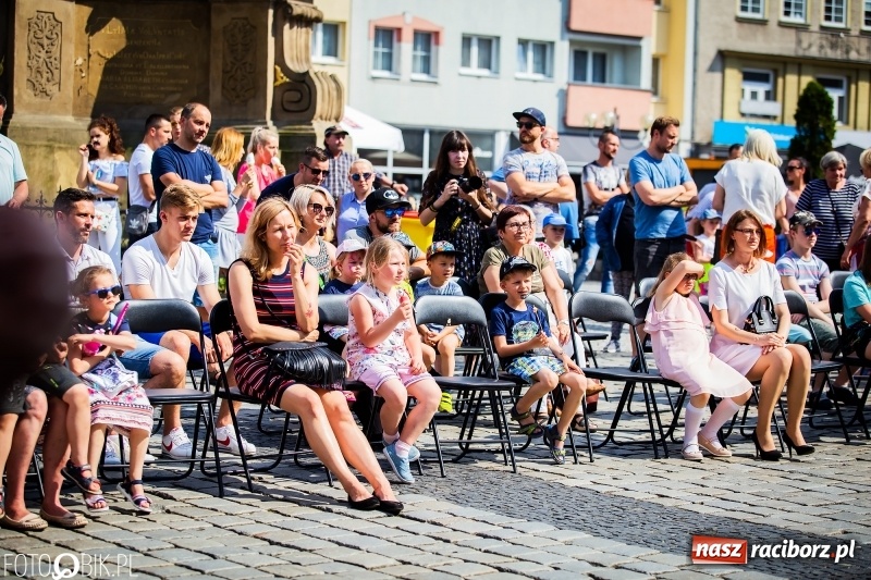 Zdjęcie w galerii na portalu naszraciborz.pl: Cyrkowe popisy na raciborskim Rynku [FOTO i WIDEO]  wiadomości z regionu