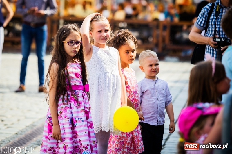 Zdjęcie w galerii na portalu naszraciborz.pl: Cyrkowe popisy na raciborskim Rynku [FOTO i WIDEO]  wiadomości z regionu
