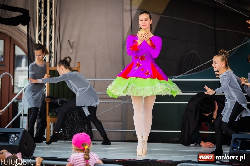 Zdjęcie w galerii na portalu naszraciborz.pl: Cyrkowe popisy na raciborskim Rynku [FOTO i WIDEO]  wiadomości z regionu
