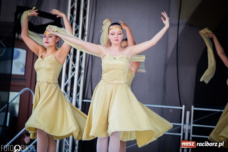 Zdjęcie w galerii na portalu naszraciborz.pl: Cyrkowe popisy na raciborskim Rynku [FOTO i WIDEO]  wiadomości z regionu
