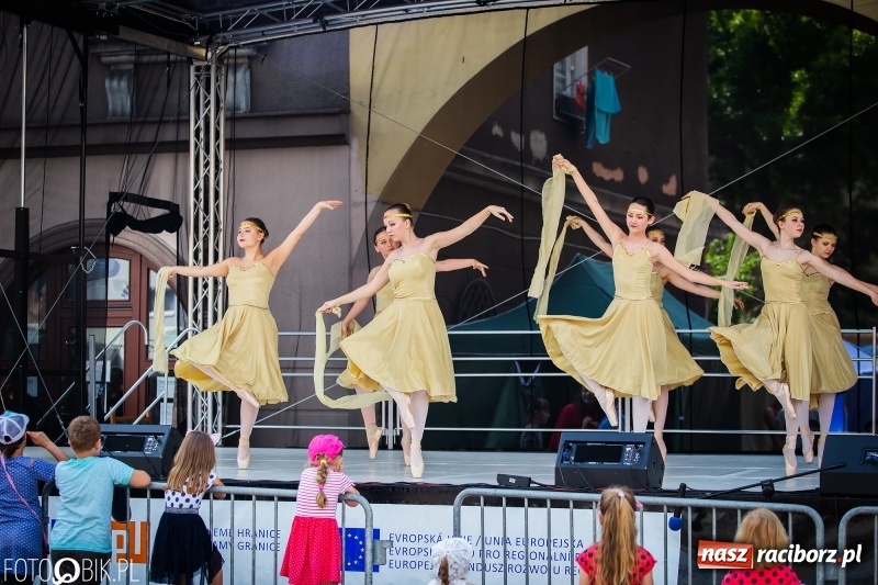 Zdjęcie w galerii na portalu naszraciborz.pl: Cyrkowe popisy na raciborskim Rynku [FOTO i WIDEO]  wiadomości z regionu
