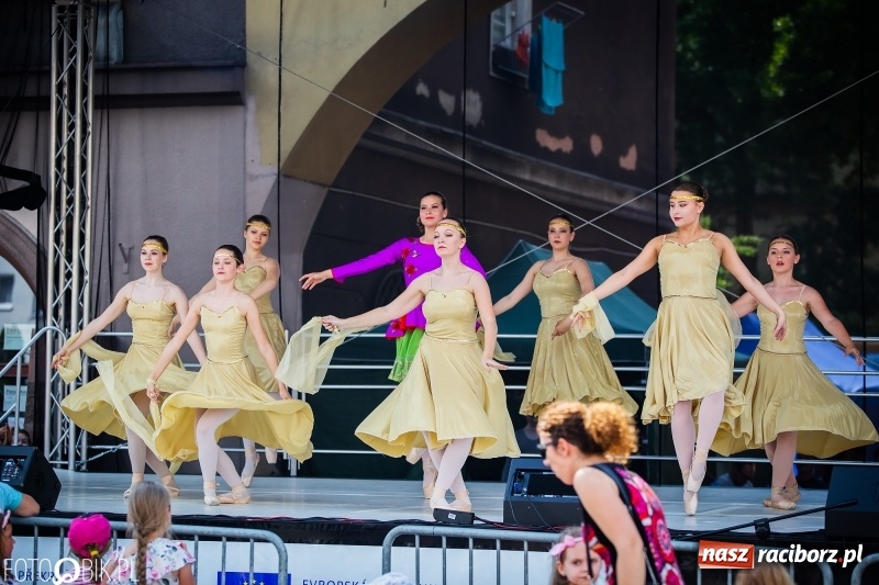 Zdjęcie w galerii na portalu naszraciborz.pl: Cyrkowe popisy na raciborskim Rynku [FOTO i WIDEO]  wiadomości z regionu