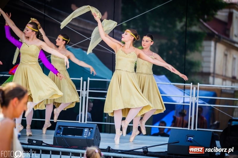 Zdjęcie w galerii na portalu naszraciborz.pl: Cyrkowe popisy na raciborskim Rynku [FOTO i WIDEO]  wiadomości z regionu