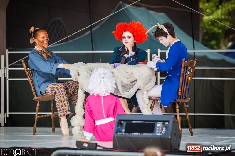 Zdjęcie w galerii na portalu naszraciborz.pl: Cyrkowe popisy na raciborskim Rynku [FOTO i WIDEO]  wiadomości z regionu