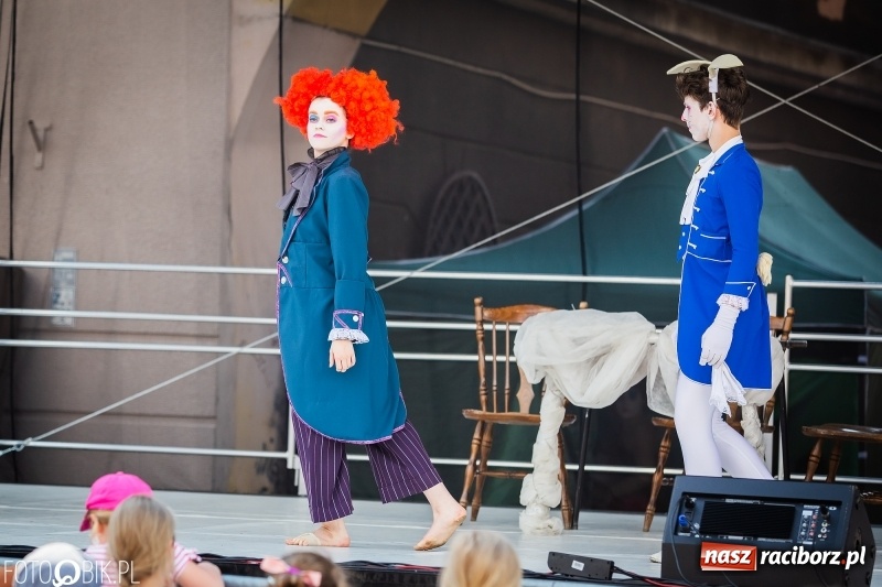 Zdjęcie w galerii na portalu naszraciborz.pl: Cyrkowe popisy na raciborskim Rynku [FOTO i WIDEO]  wiadomości z regionu